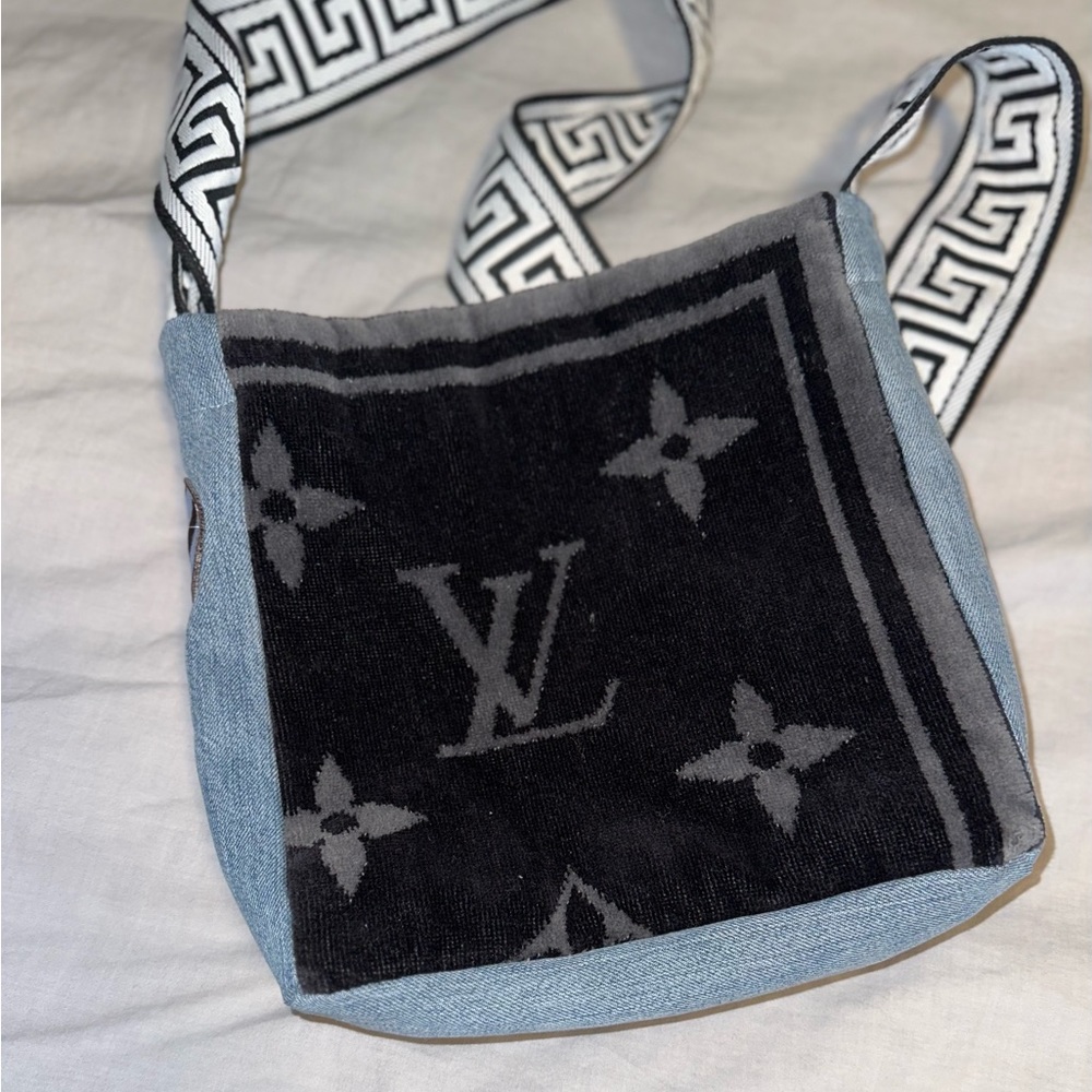 Salvage Sacs Greek Key crossbody (new)